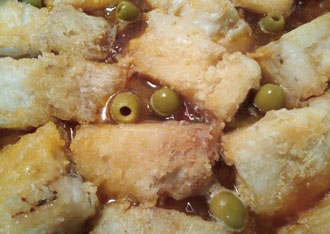 Bacalao encebollado con papitas negras canarias