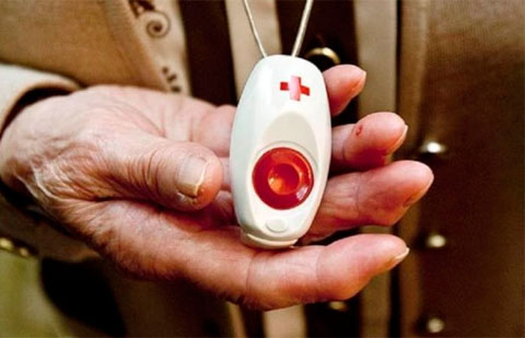 Cabildo y Cruz Roja refuerzan el servicio de Teleasistencia para mejorar la atención a personas vulnerables