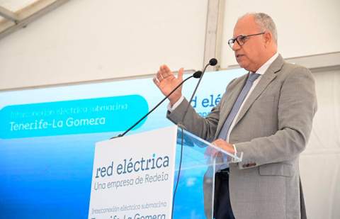Curbelo destaca la coordinación institucional para restablecer el suministro en La Gomera tras el cero energético