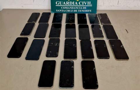 Interceptan a un pasajero en Tenerife Norte con 24 móviles en su equipaje