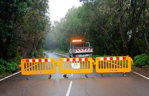 El Cabildo de La Gomera cierra la carretera de El Rejo para realizar labores de limpieza