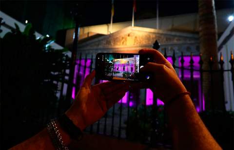 El Parlamento de Canarias ilumina su fachada por el Día de la Memoria del Holocausto