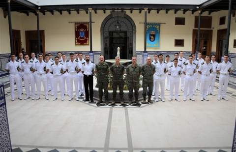 El buque-escuela Juan Sebastián Elcano llega al puerto de Tenerife con 73 guardamarines