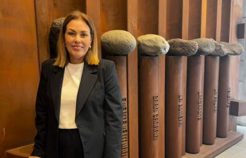 Astrid Pérez impulsa la representación de La Graciosa con una escultura en el hall del Parlamento de Canarias