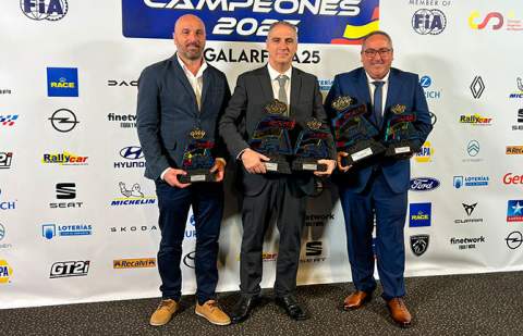 El equipo Gomera AutoRacing recibe los entorchados obtenidos en su exitoso 2025
