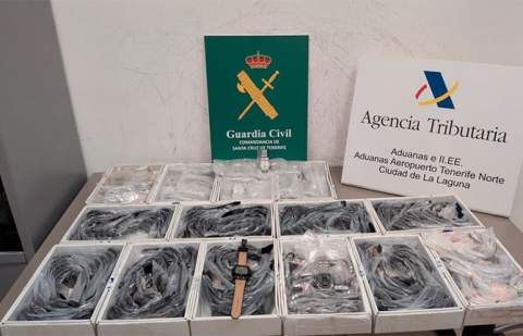Un varón sorprendido a su llegada al aeropuerto Tenerife Norte portando 241 relojes falsificados de marcas de alta gama