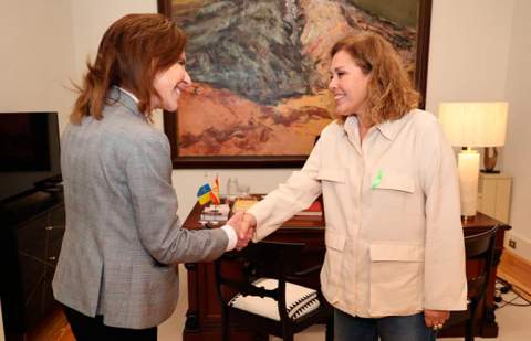 Astrid Pérez recibe a la embajadora de Francia en España en el Parlamento de Canarias