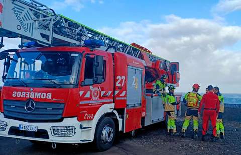 Bomberos de Tenerife recuperan el cuerpo del parapentista accidentado en el muelle de Puerto de la Cruz