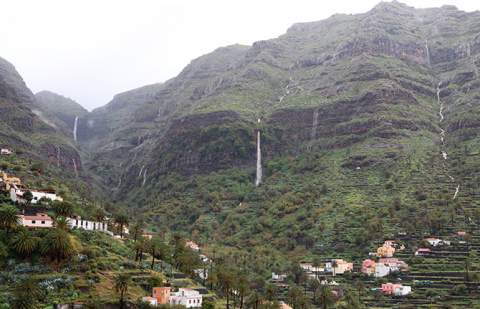 Más de cien vecinos de un barrio de Valle Gran Rey sin agua desde ayer por la tormenta