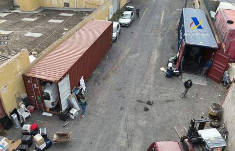 Detenidas 32 personas por el envío ilegal de 650 toneladas de residuos peligrosos desde Tenerife a países africanos