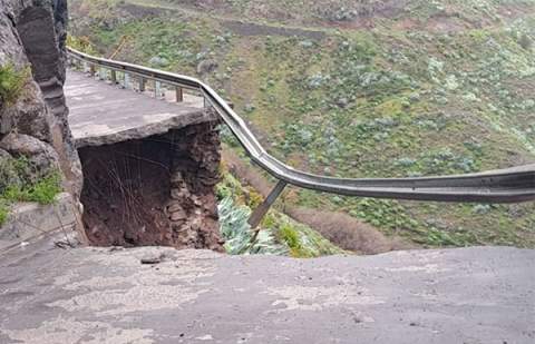 Firman un convenio para restaurar carretera hundida en La Gomera que aisló a 15 vecinos