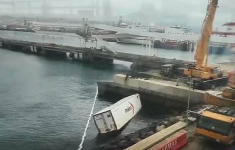Cae al mar un camión plancha con cabeza tractora en el Puerto de La Luz y de Las Palmas