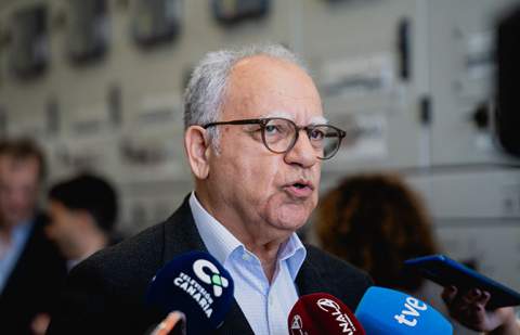 Curbelo plantea monitorear el impacto del conflicto en Oriente Medio y revisar la bonificación al combustible en las islas no capitalinas