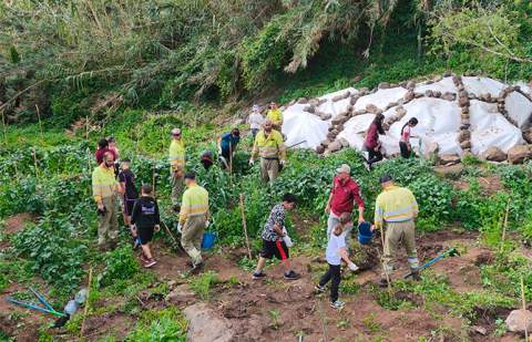 La Unidad de Medio Ambiente impulsa la recuperación de bosques de galería con la participación de escolares