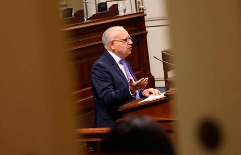 Curbelo pide a los diputados canarios que defiendan a los ciudadanos y no a los partidos