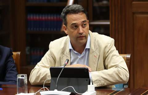 Juanma Casañas reclama más conexiones marítimas regulares entre El Hierro, La Gomera y La Palma