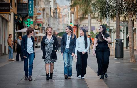 Las mujeres representan el 58% de las plantillas de establecimientos asociados y están al frente del 54% de los departamentos