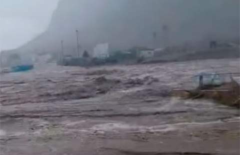 Valle Gran Rey corta la avenida marítima por la crecida del barranco y pide precaución
