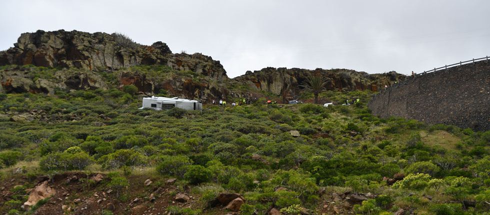 Un muerto y 14 heridos en el accidente de una guagua tur&iacute;stica en La Gomera
