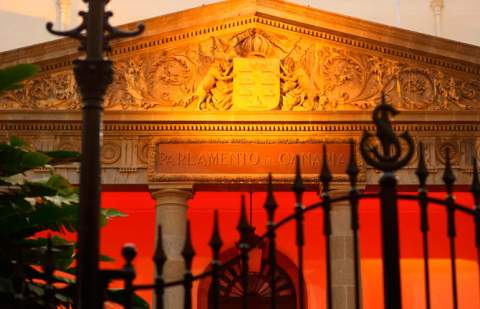 El Parlamento se ilumina de color rojo por la hemofilia