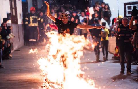 Agulo vuelve a encender su tradición al grito de “¡fuegooo!”
