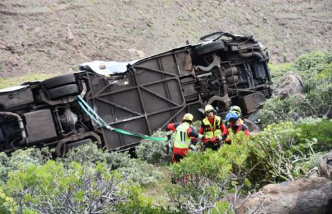 El autobús siniestrado en La Gomera llevaba a 28 personas y cayó de diez metros de altura