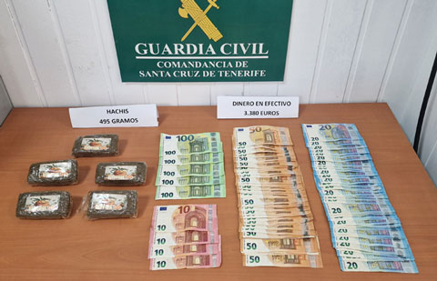 Un varón pillado en La Palma portando casi 500 gramos de hachís y más de 3.000 euros en efectivo