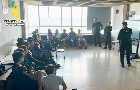 La Guardia Civil continúa impartiendo charlas del Plan Director en los Centros Escolares