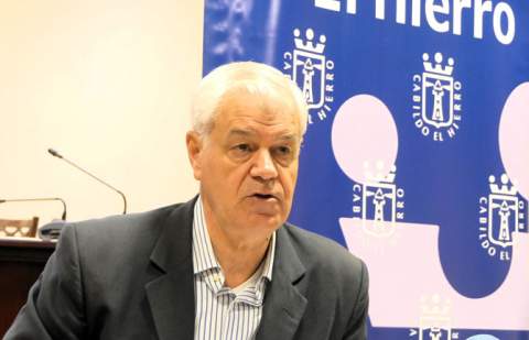 Armas (PSOE) pretende agotar el mandato; la oposición le pide una cuestión de confianza