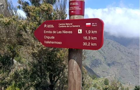 El Cabildo de La Gomera ejecuta trabajos de reposición de la señalética de la red insular de senderos