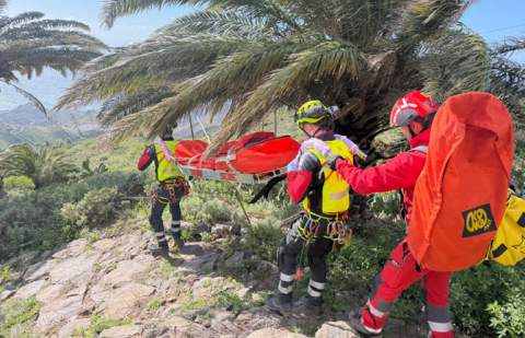 Bomberos de Valle Gran Rey y efectivos del GES rescatan  un senderista herido tras sufrir una caída en La Gomera
