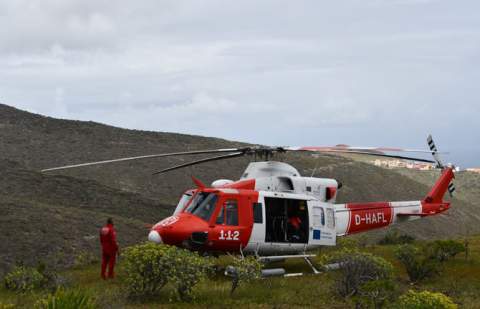 Dos helicópteros y varias ambulancias trabajan tras volcar guagua turística en La Gomera