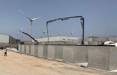 Comienza la colocación de los bloques que reforzarán el dique exterior de Los Cristianos