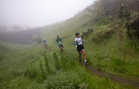 Sheila Falcón y Alejandro Mayor conquistan Entre Cortijos bajo la niebla