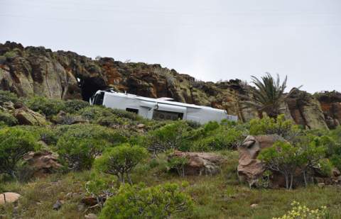 Un muerto y 14 heridos en el accidente de una guagua turística en La Gomera