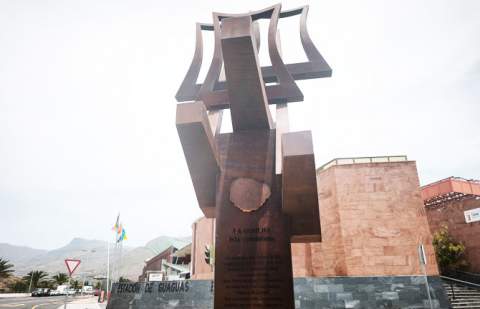 El Cabildo culmina la instalación de una escultura conmemorativa dedicada a la Ruta Colombina