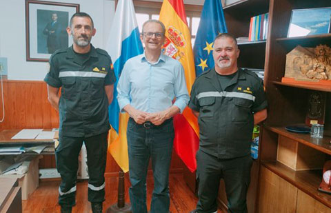 El director insular en La Gomera recibe al comandante jefe de la UME en Canarias