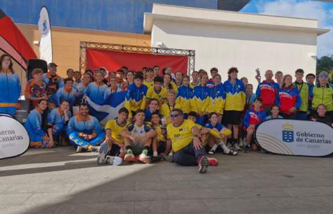 Más de trescientos jóvenes participan en las finales regionales de edad escolar de voleibol y orientación