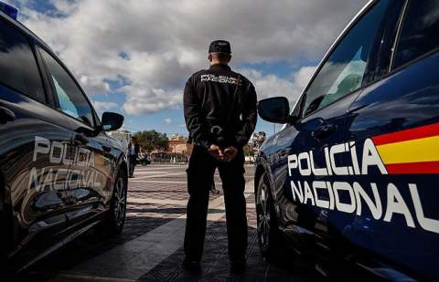 Hallan dos niños en condiciones de extrema insalubridad en un piso donde se vendía droga