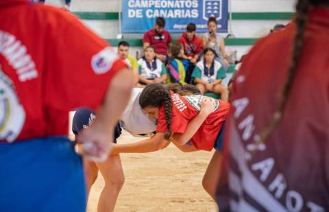 La lucha canaria y el balonmano reúnen este fin de semana a cerca de 300 jóvenes en los Campeonatos de Canarias en Edad Escolar