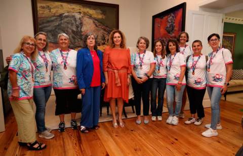 La presidenta del Parlamento recibe a las deportistas de Ámate Tenerife tras su histórico éxito internacional