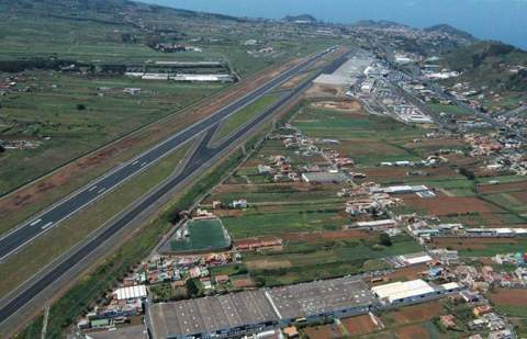 Cinco vuelos cancelados y 10 desviados por meteorología adversa en Tenerife Norte