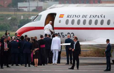 Una avería retrasa el regreso a Roma del papa, que viaja en el Falcon del rey Felipe VI