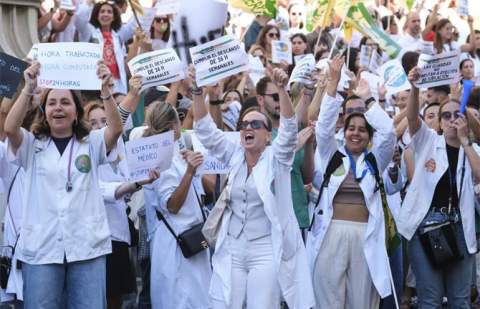 Los médicos canarios salen a la calle contra el SCS y mantienen huelga para exigir mejoras
