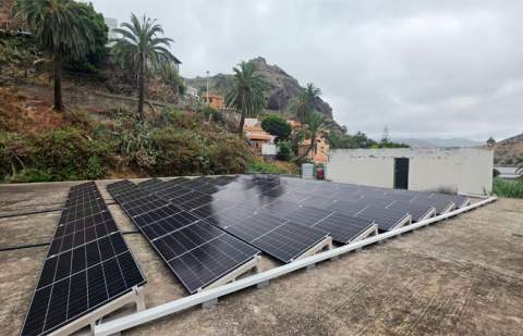 Vallehermoso culmina la instalación de placas fotovoltaicas para mejorar la eficiencia energética de sus infraestructuras municipales