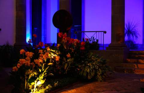 El Parlamento de Canarias ilumina de azul su fachada por el Día Mundial para la Prevención de los Ahogamientos