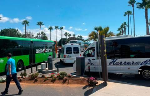 La Cámara reclama a Aena que retire el cobro sobre el transporte discrecional que colapsa la movilidad en el Aeropuerto Tenerife Sur