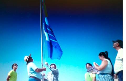 El municipio de Alajeró izó este lunes su 16 Bandera Azul en Playa de Santiago
