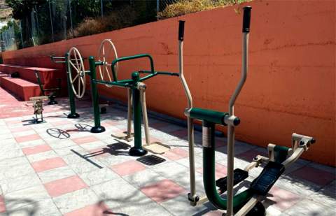 El Ayuntamiento de San Sebastián de La Gomera instala nuevos parques biosaludables en espacios municipales