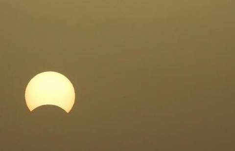 Daños irreversibles por mirar al sol en el eclipse: la radiación llega a los ojos